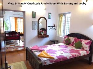 Tempat tidur dalam kamar di Sithara Homestay Fort Cochin