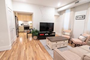 un soggiorno con una grande TV a schermo piatto di Spacious 2 bed 2 bath Downtown OTR condo minutes walk to the Reds Bengals stadium & more! a Cincinnati