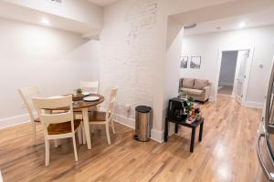 una sala da pranzo e un soggiorno con tavolo e sedie. di Spacious 2 bed 2 bath Downtown OTR condo minutes walk to the Reds Bengals stadium & more! a Cincinnati