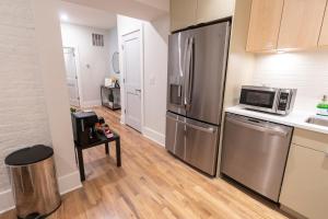 una cucina con frigorifero in acciaio inox e forno a microonde di Spacious 2 bed 2 bath Downtown OTR condo minutes walk to the Reds Bengals stadium & more! a Cincinnati