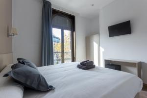 Cama ou camas em um quarto em Hostalin Barcelona Passeig de Gracia