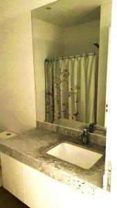 bagno con lavandino e doccia di Hermoso apartamento en Ocean Reef San Bartolo, con acceso piscina y área sociales! a San Bartolo