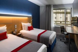 Pokój hotelowy z 2 łóżkami i biurkiem w obiekcie Holiday Inn Express Paris-Canal De La Villette, an IHG Hotel w Paryżu