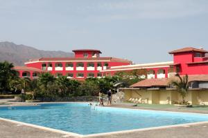 Der Swimmingpool an oder in der Nähe von Hotel Santantao Art Resort