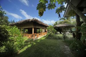 Um jardim em Omusee Self Catering