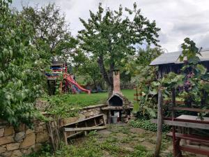 um parque com um parque infantil com uma estrutura de brincar em Старата къща - Трявна em Tryavna