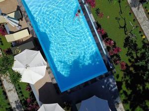 uma vista superior de uma piscina com guarda-sóis em Bintang Bungalow em Nusa Penida