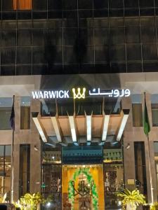 een bord aan de voorzijde van een gebouw bij Warwick Hotel Jeddah in Jeddah