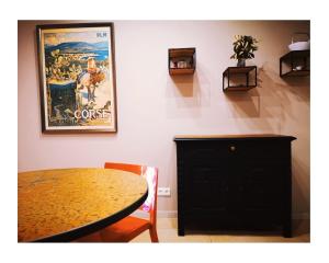 um quarto com uma mesa e um cartaz na parede em Villa de charme à Ajaccio em Ajaccio