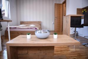 una habitación con una mesa con un tazón. en Demir Apartmani, en Novi Pazar