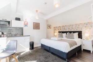 sypialnia z dużym łóżkiem i kuchnią w obiekcie Sweet Suites Lytham w mieście Lytham St Annes