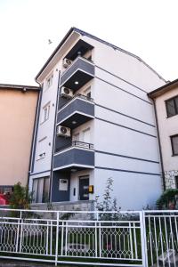 un edificio con balcones en un lateral en Demir Apartmani, en Novi Pazar