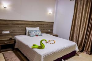 HOTEL BORJ SAFAE LAAYOUNE房間的床