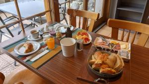 einen Tisch mit einem Tablett mit Frühstückszutaten darauf in der Unterkunft Hotel Beau-Séjour in Leukerbad