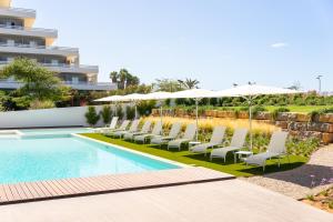 A piscina localizada em Shantivillas Portimão ou nos arredores