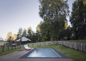 A piscina localizada em Das Dorf Hotel ou nos arredores