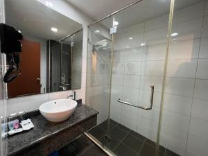 Kamar mandi di SSL Traders Hotel