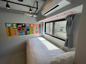 Kleines Zimmer mit einem Bett und einem Fenster in der Unterkunft ART HOTELS SHIBUYA in Tokio