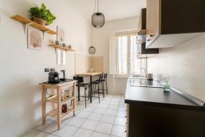 een keuken met een aanrecht en een tafel bij Bohome Suite - Ethnic Apt in the Center of Rome in Rome