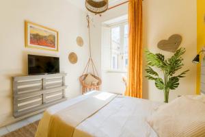 een slaapkamer met een bed, een tv en een raam bij Bohome Suite - Ethnic Apt in the Center of Rome in Rome