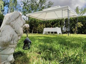 eine Statue eines Engels, der eine Laterne in einem Feld hält in der Unterkunft Hotel Peña Cruz in Malpartida de Cáceres