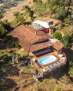 vista sul tetto di una casa con piscina di Aconchego Itaipava a Petrópolis