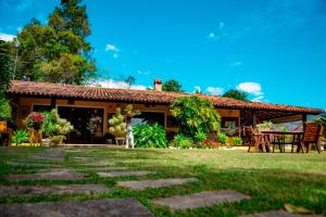 una casa con tavolo e sedie nel cortile di Aconchego Itaipava a Petrópolis