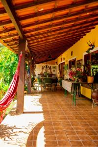 un patio esterno con tetto in legno e tavolo di Aconchego Itaipava a Petrópolis