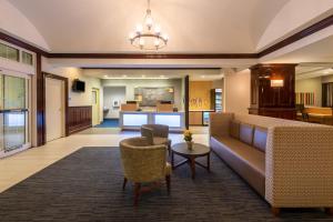 ein Wohnzimmer mit einem Sofa und einem Tisch in der Unterkunft Holiday Inn Express State College at Williamsburg Square, an IHG Hotel in State College