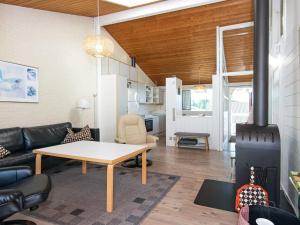 - un salon avec un canapé et une table dans l'établissement 6 person holiday home in Aabenraa, à Åbenrå