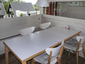 d'une table et de chaises blanches sur un balcon. dans l'établissement 6 person holiday home in Aabenraa, à Åbenrå