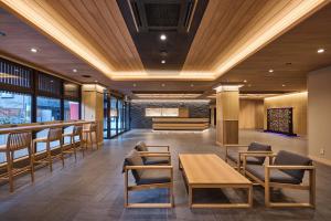 un restaurant avec des plafonds en bois, des tables et des chaises dans l'établissement Hotel Sugicho, à Kyoto