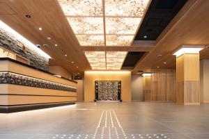 un grand hall avec un grand plafond éclairé dans l'établissement Hotel Sugicho, à Kyoto