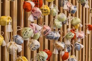 un mur présentant de nombreux types d’ornements différents dans l'établissement Hotel Sugicho, à Kyoto