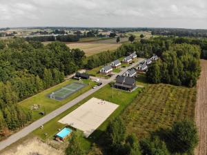 - une vue aérienne sur un domaine avec un court de tennis et un terrain de basket dans l'établissement Moje Miejsce Kazimierz, à Kazimierz Dolny