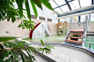 - un parc aquatique avec toboggan et promenade à dos d'éléphant dans l'établissement Hotel Eger & Park, à Eger