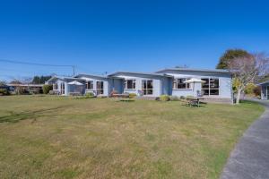 una casa con un grande cortile di fronte di Te Anau Motel & Apartments a Te Anau