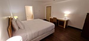 Un pat sau paturi într-o cameră la SureStay Hotel by Best Western Guam Airport South