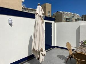 A balcony or terrace at Beachhouse Stranddistel 100m from the beach