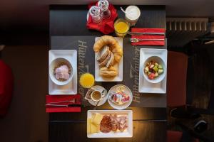 - une table avec des assiettes de nourriture et de boissons dans l'établissement Berghaus Niederhorn, à Beatenberg