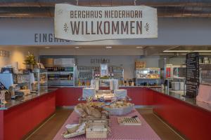 - une épicerie avec un comptoir où vous trouverez de la nourriture dans l'établissement Berghaus Niederhorn, à Beatenberg