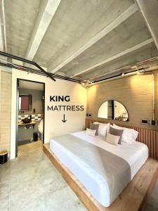 เตียงในห้องที่ beminimal Hotel