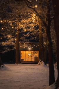 겨울의 Beautiful Tiny house on the lake side.