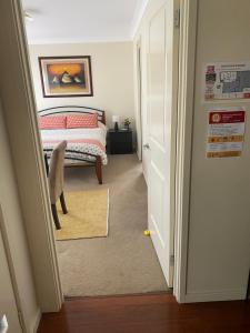 Private room with ensuite and parking close to Wollongong CBD房間的床