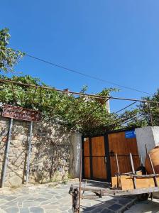 ein Gebäude mit einer Holztür davor in der Unterkunft safari house in Tbilisi City