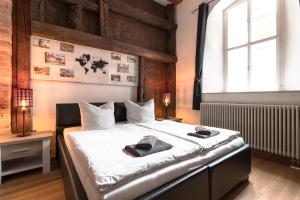 een slaapkamer met een bed met twee handdoeken erop bij Ferienwohnung Venus in Quedlinburg