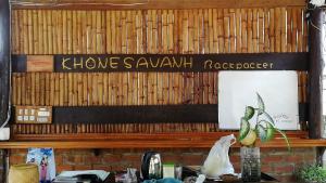 d'une étagère avec un panneau indiquant une maison ayawn roocaustoren dans l'établissement Khonesavane Hostel, à Luang Prabang