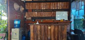 un bar dans un restaurant avec un mur en bois dans l'établissement Khonesavane Hostel, à Luang Prabang