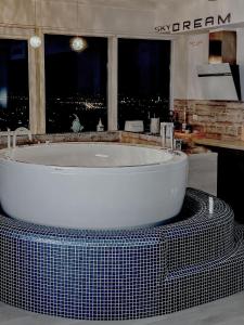 Nuotrauka iš apgyvendinimo įstaigos sky DREAM jacuzzi 33 FLOOR Klaipėdoje galerijos