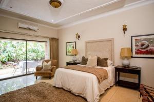 The Victoria Falls Deluxe Suites में एक कमरे में एक या कई बेड